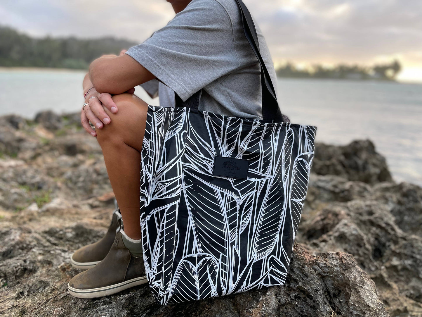 Summer Tote Beach Bag (Travel Bag) Black Strelitzia - Wai beachwear